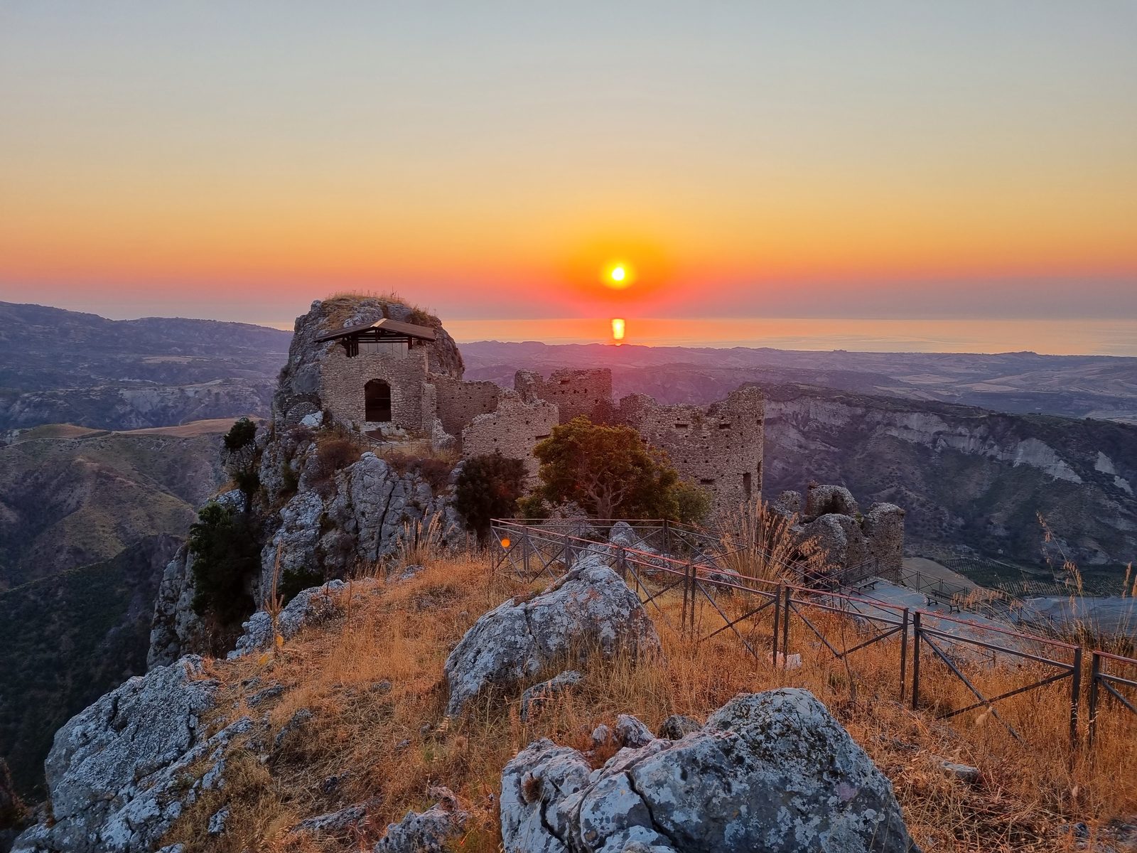 Stilo, il castello normanno all’alba